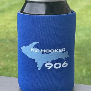 A can holder with the word " hooked 9 0 6 " on it.