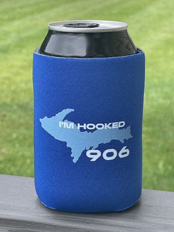 A can holder with the word " hooked 9 0 6 " on it.